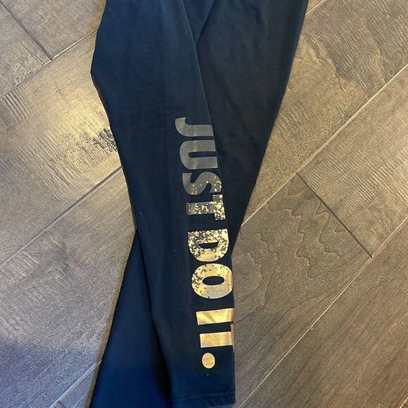 Black Nike leggings with gold emblem ✔️ - Picture 3 of 6